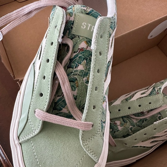 NIB Men’s Straye Sneakers. - Picture 2 of 7